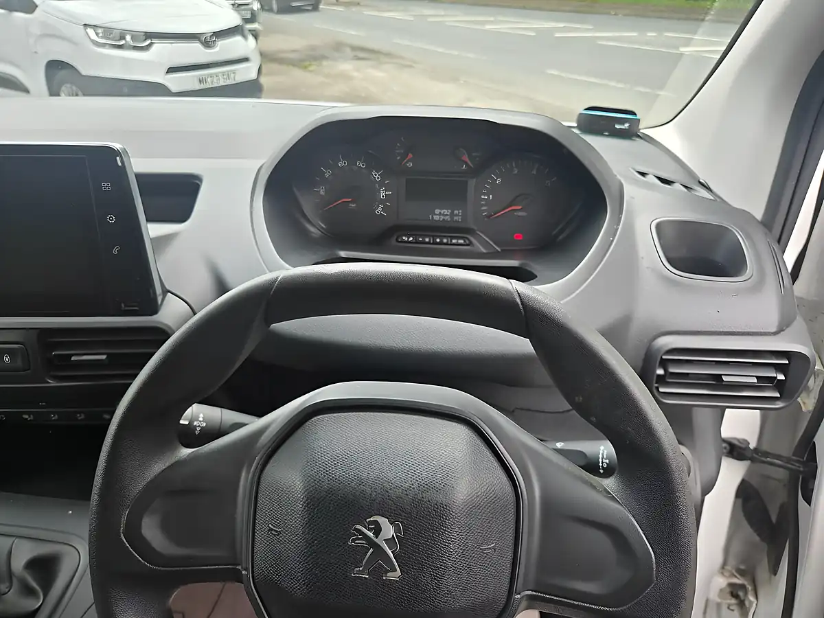 Used 2019 Peugeot Partner Professional White - Interior and Exterior details 14