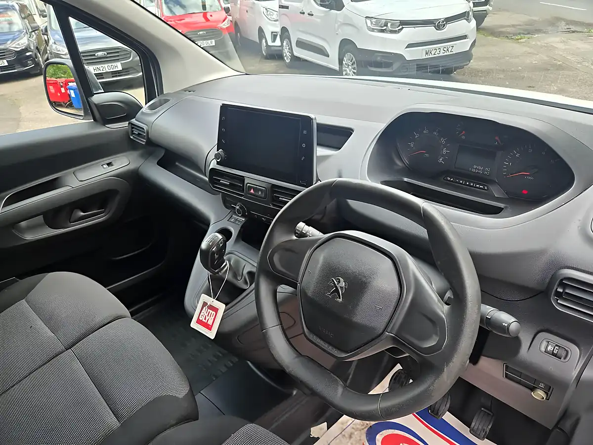 Used 2019 Peugeot Partner Professional White - Interior and Exterior details 15