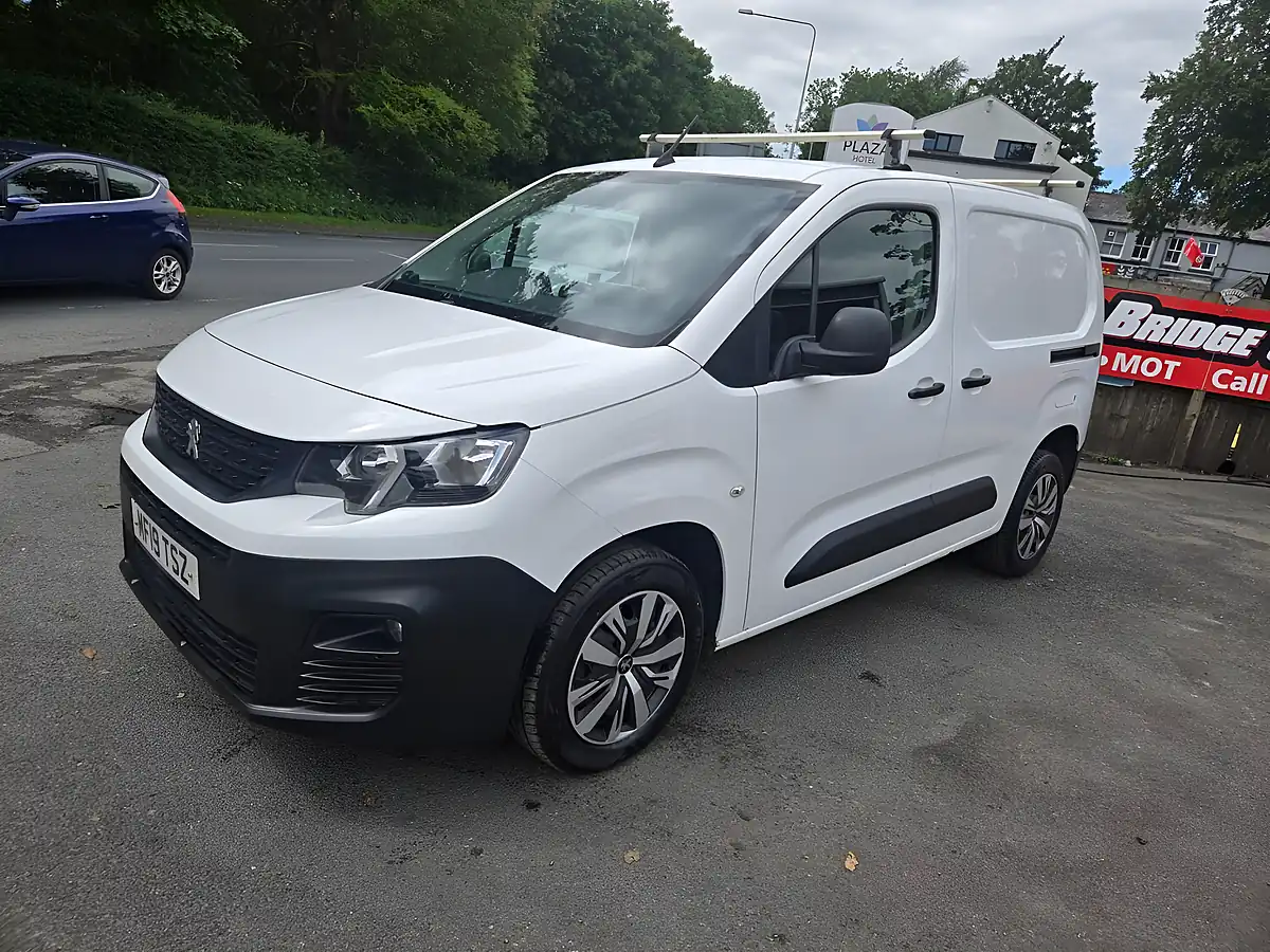 Used 2019 Peugeot Partner Professional White - Interior and Exterior details 3