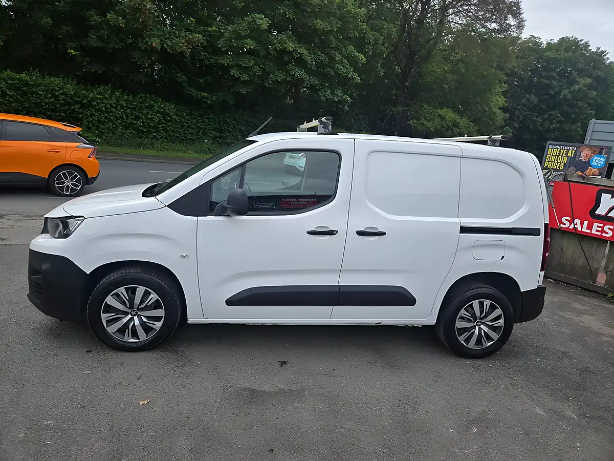 Used 2019 Peugeot Partner Professional White - Interior and Exterior details 4