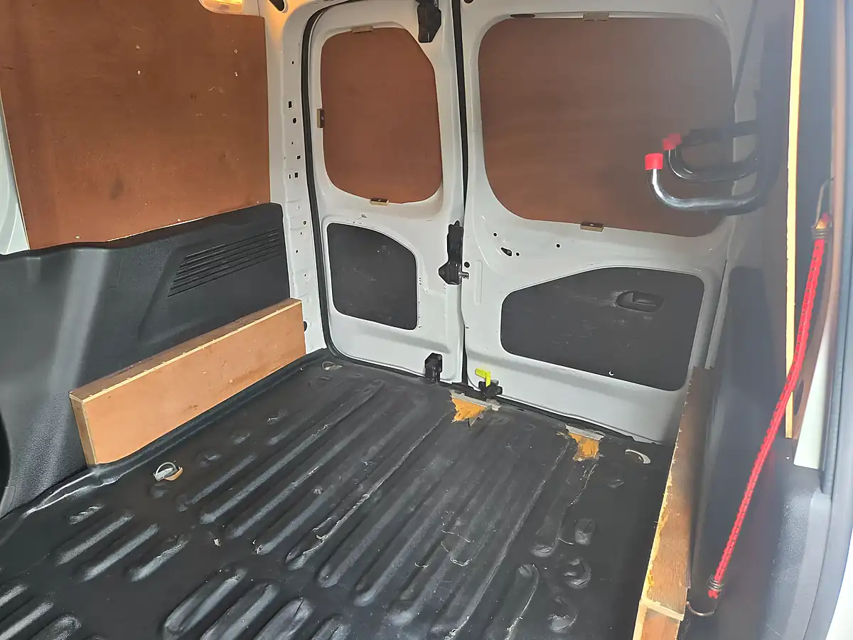 Used 2019 Peugeot Partner Professional White - Interior and Exterior details 7