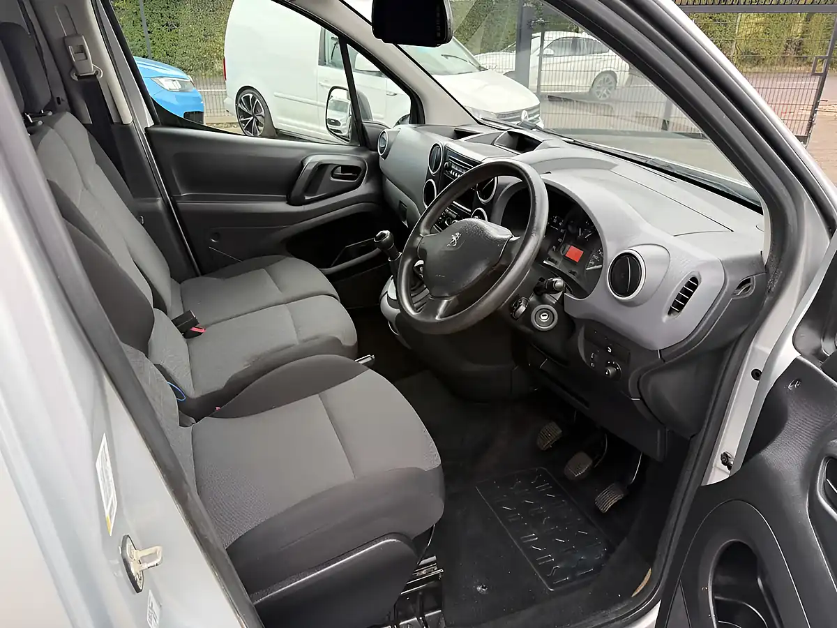 Used 2019 Peugeot Partner Se Atv Silver - Interior and Exterior details 14