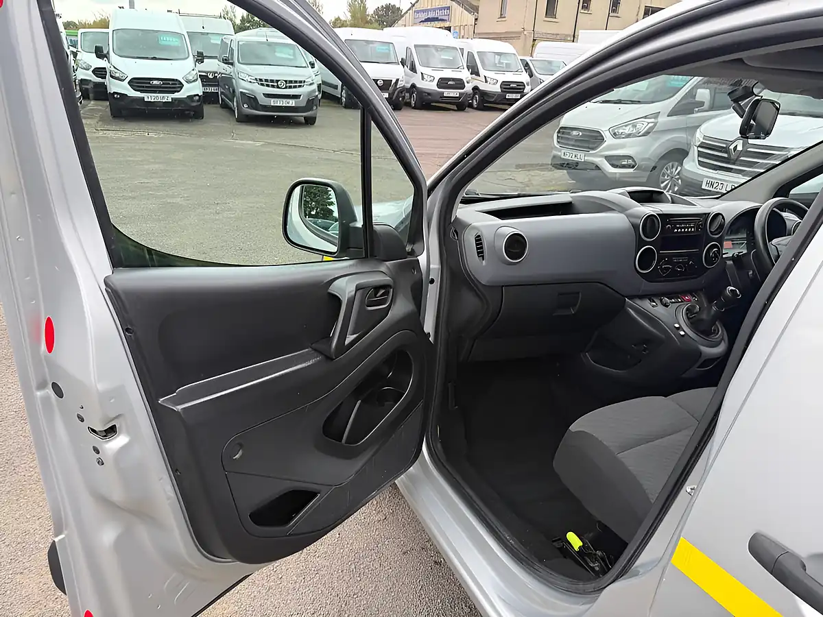 Used 2019 Peugeot Partner Se Atv Silver - Interior and Exterior details 16