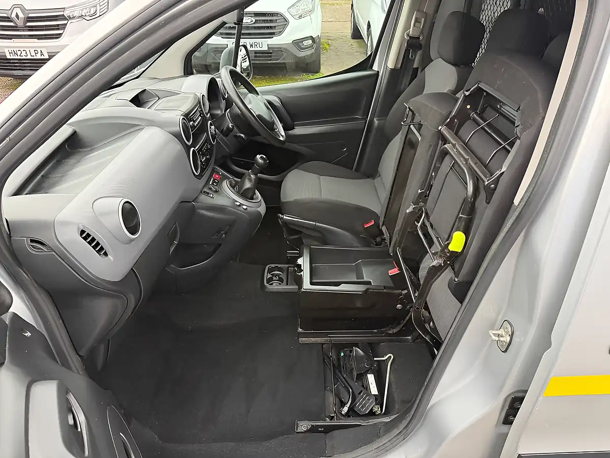 Used 2019 Peugeot Partner Se Atv Silver - Interior and Exterior details 17