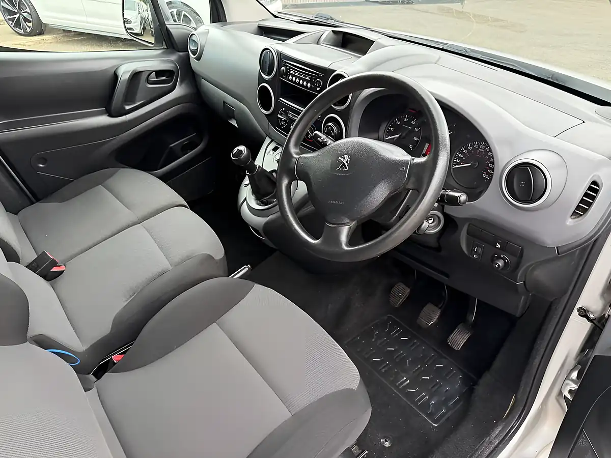 Used 2019 Peugeot Partner Se Atv Silver - Interior and Exterior details 3