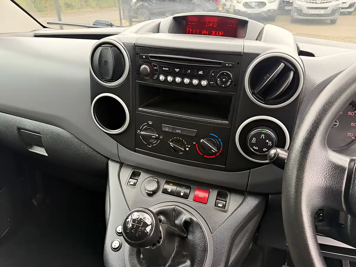 Used 2019 Peugeot Partner Se Atv Silver - Interior and Exterior details 5
