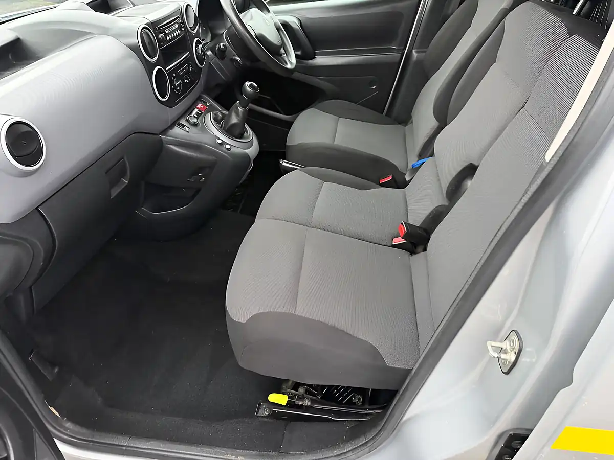 Used 2019 Peugeot Partner Se Atv Silver - Interior and Exterior details 7