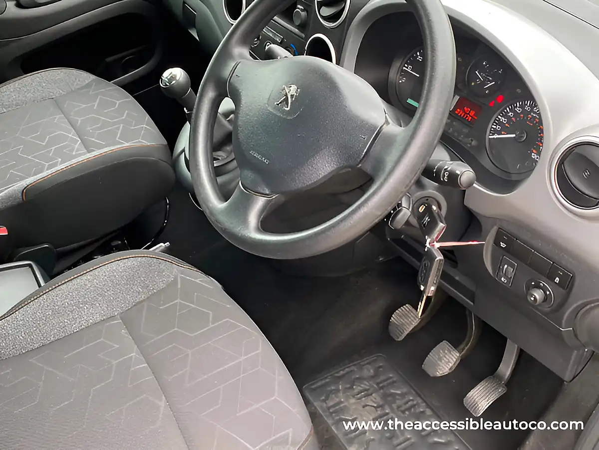 Used 2019 Peugeot Partner Tepee Active Blue - Interior and Exterior details 15