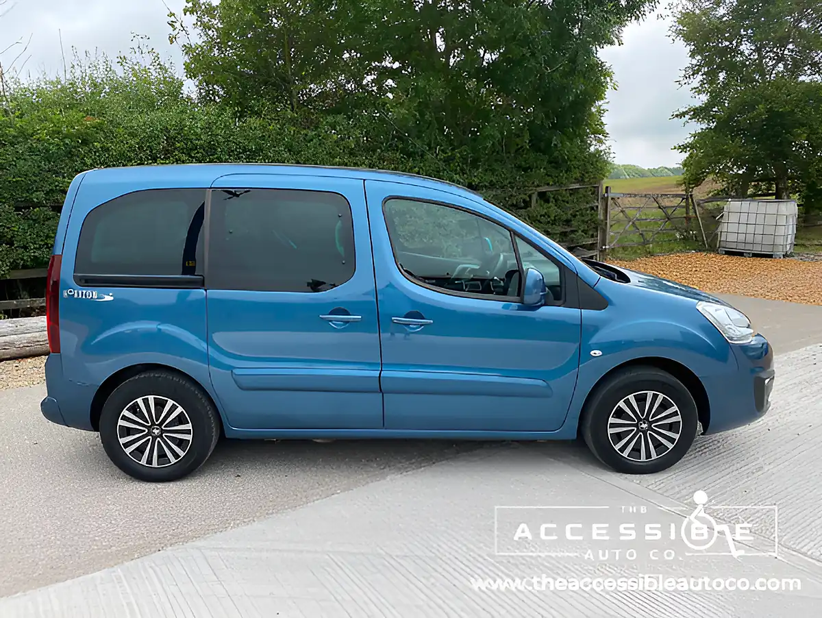 Used 2019 Peugeot Partner Tepee Active Blue - Interior and Exterior details 4