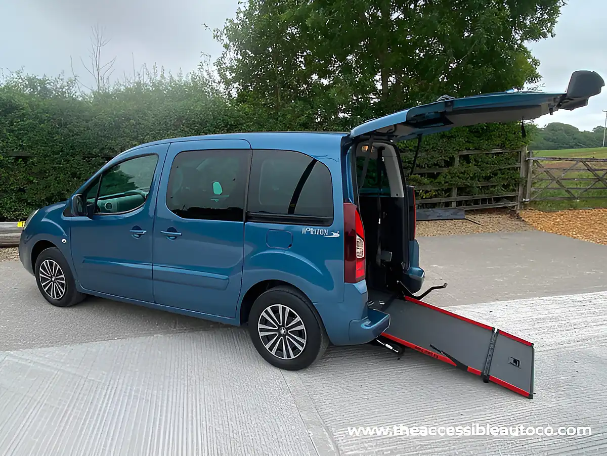 Used 2019 Peugeot Partner Tepee Active Blue - Interior and Exterior details 5