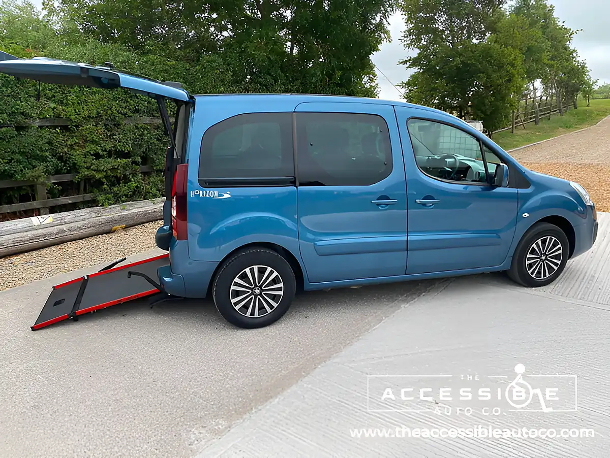 Used 2019 Peugeot Partner Tepee Active Blue - Interior and Exterior details 6