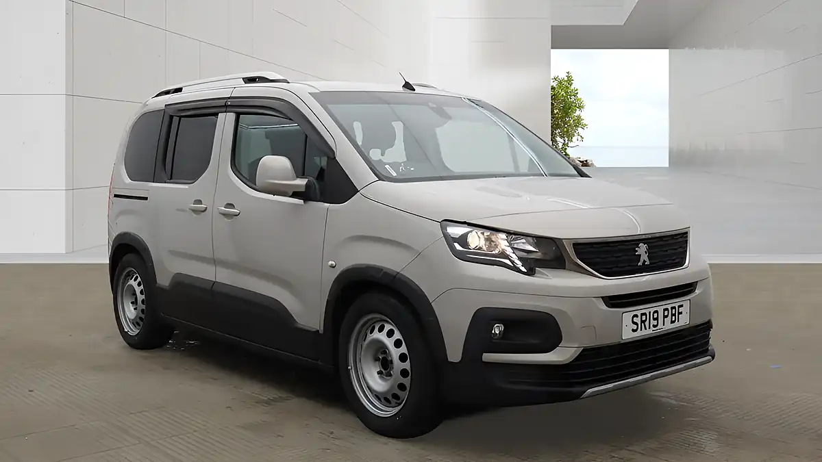 Used 2019 Peugeot Rifter Allure Beige - Front View