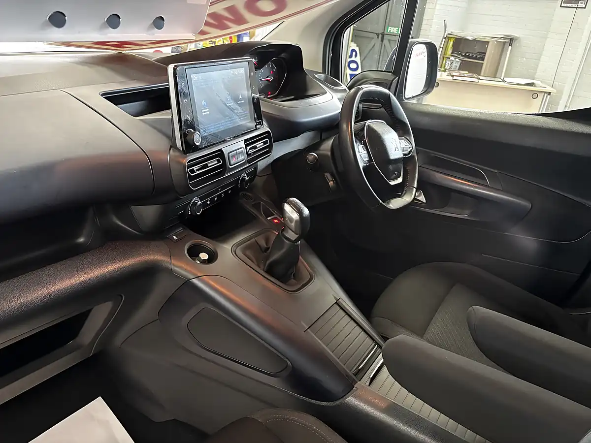 Used 2019 Peugeot Rifter Allure Blue - Interior and Exterior details 15