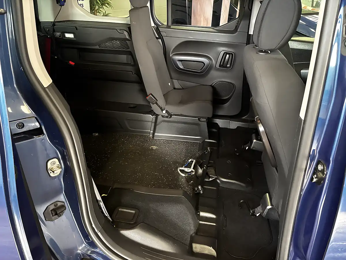 Used 2019 Peugeot Rifter Allure Blue - Interior and Exterior details 16
