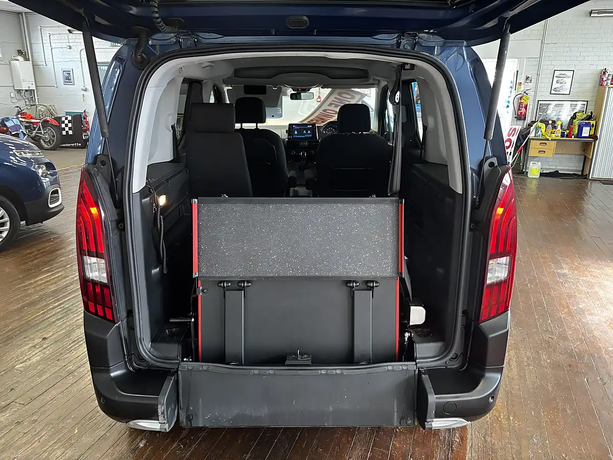 Used 2019 Peugeot Rifter Allure Blue - Interior and Exterior details 17