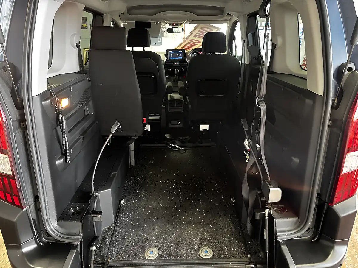Used 2019 Peugeot Rifter Allure Blue - Interior and Exterior details 18