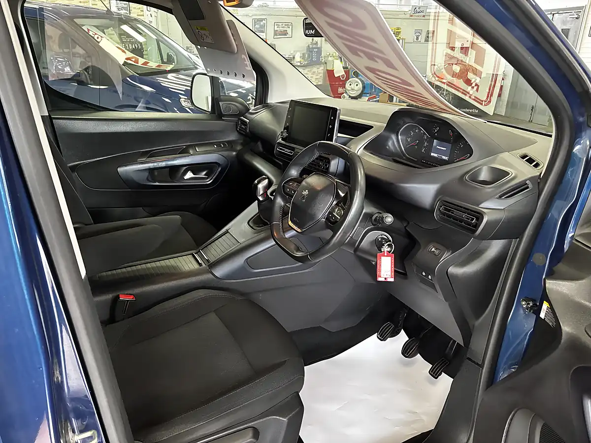 Used 2019 Peugeot Rifter Allure Blue - Interior and Exterior details 9