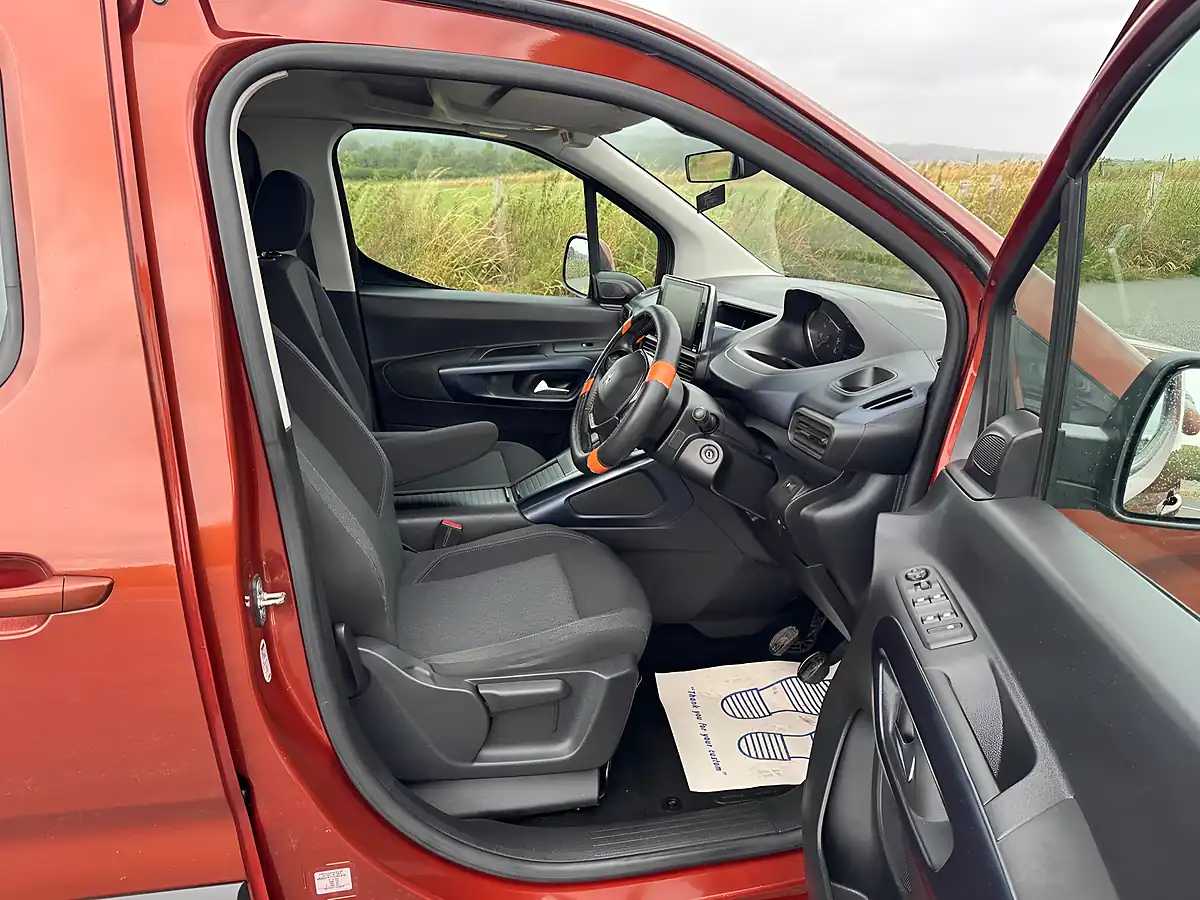 Used 2019 Peugeot Rifter Allure Standard Bronze - Interior and Exterior details 10
