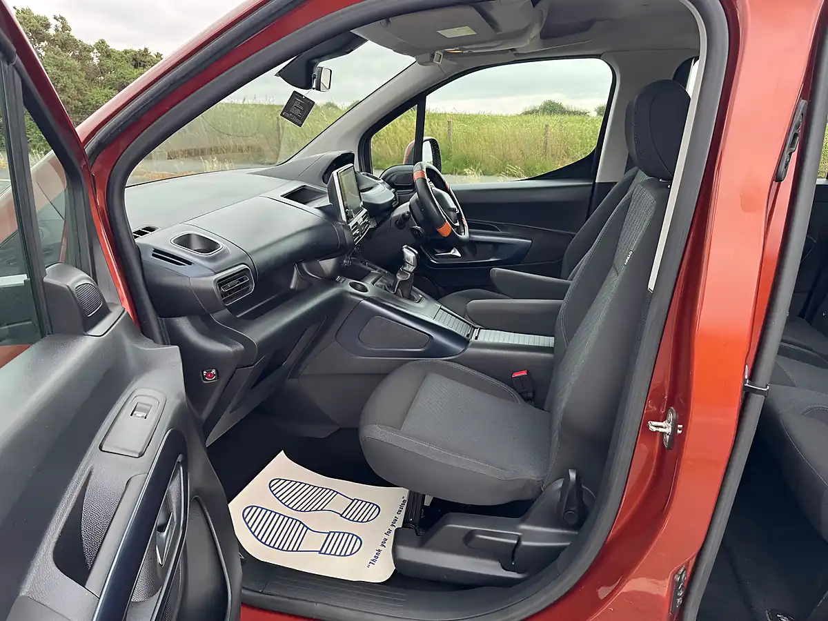 Used 2019 Peugeot Rifter Allure Standard Bronze - Interior and Exterior details 12