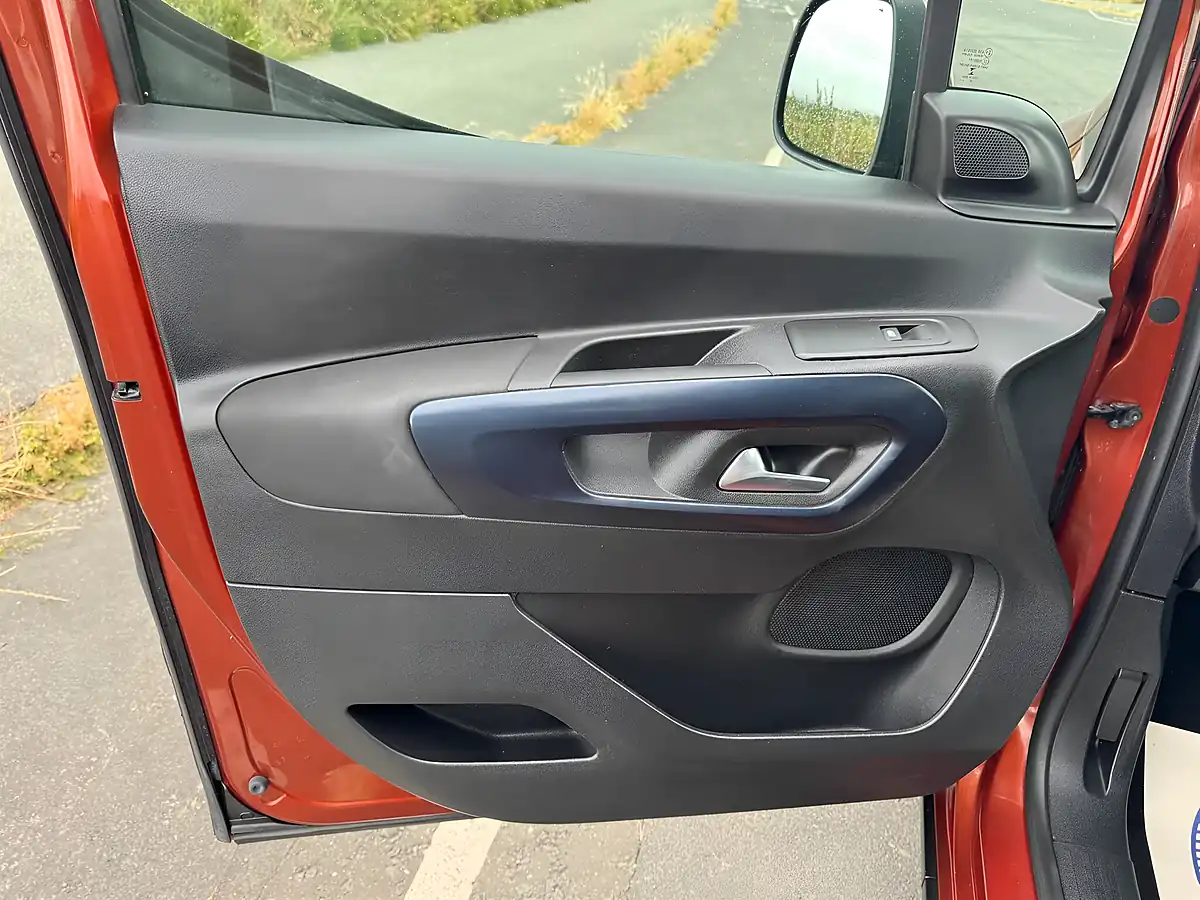 Used 2019 Peugeot Rifter Allure Standard Bronze - Interior and Exterior details 13