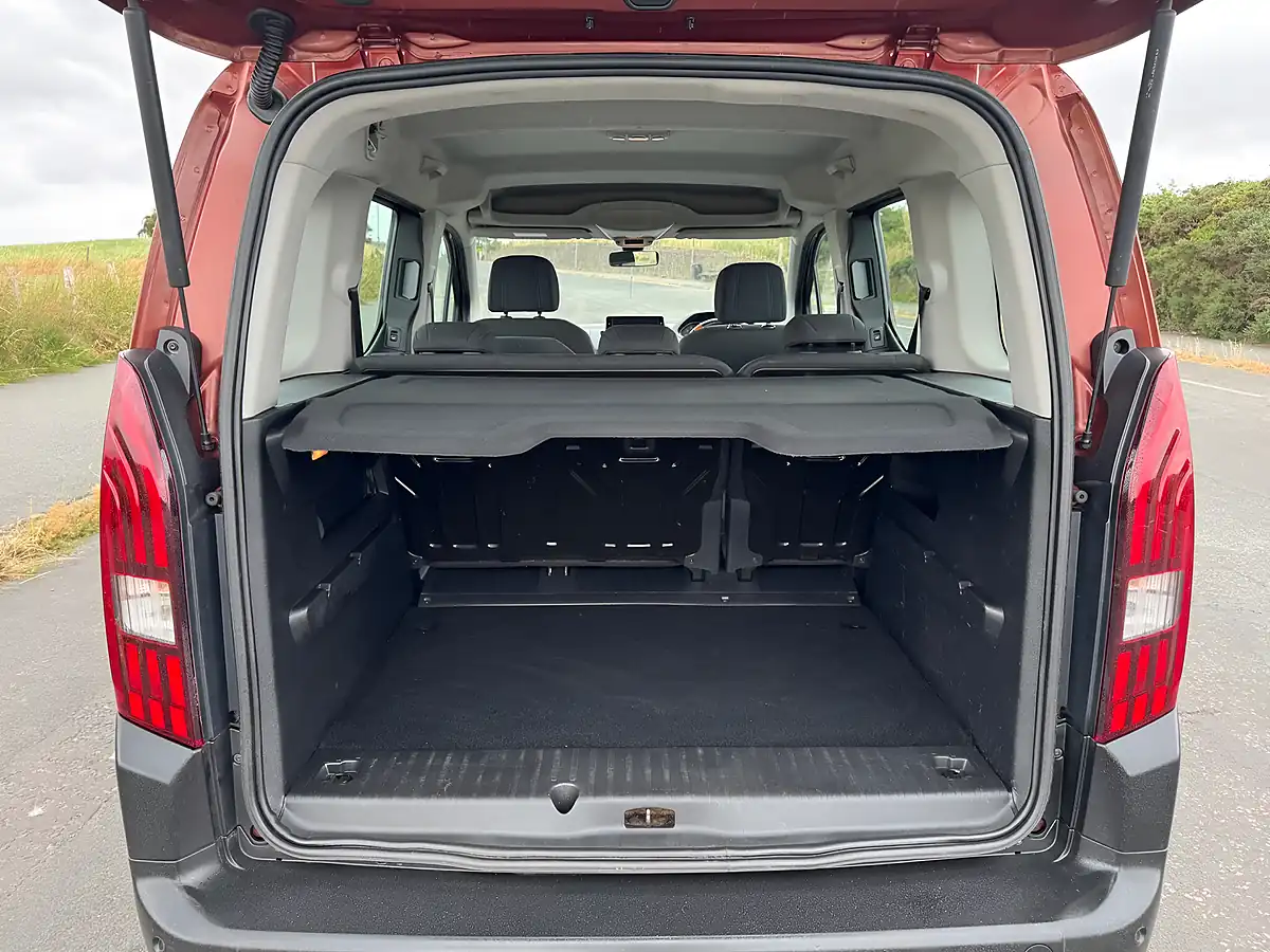 Used 2019 Peugeot Rifter Allure Standard Bronze - Interior and Exterior details 20