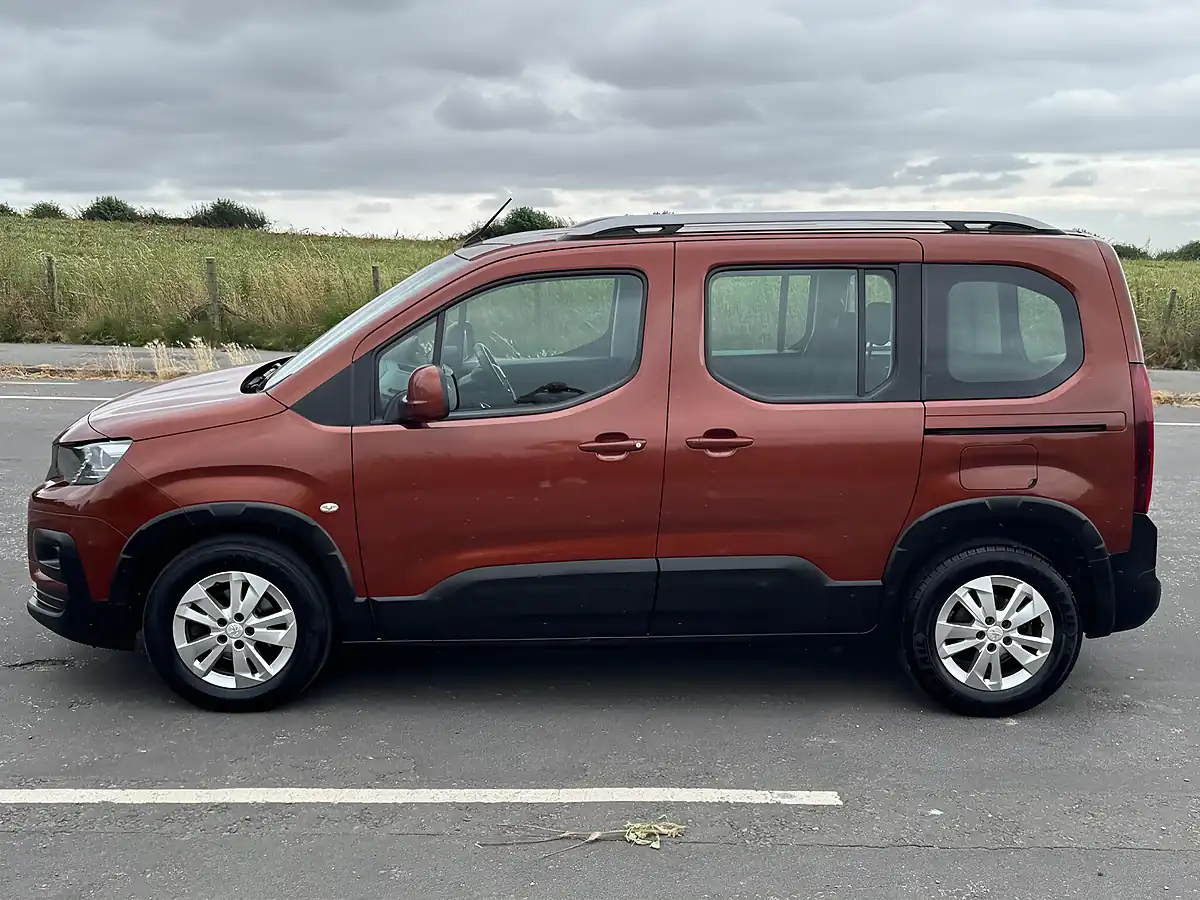 Used 2019 Peugeot Rifter Allure Standard Bronze - Interior and Exterior details 5