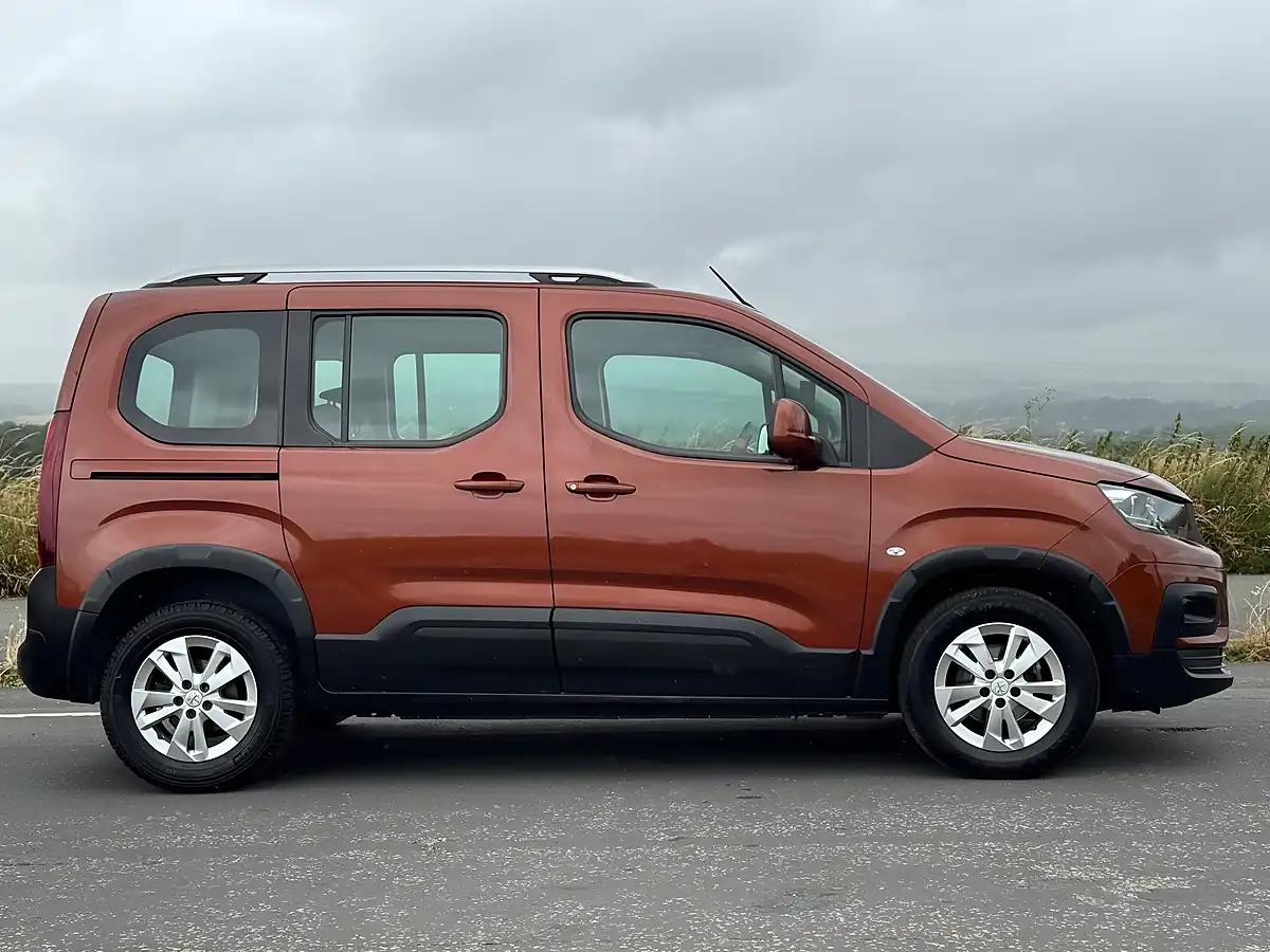 Used 2019 Peugeot Rifter Allure Standard Bronze - Interior and Exterior details 9