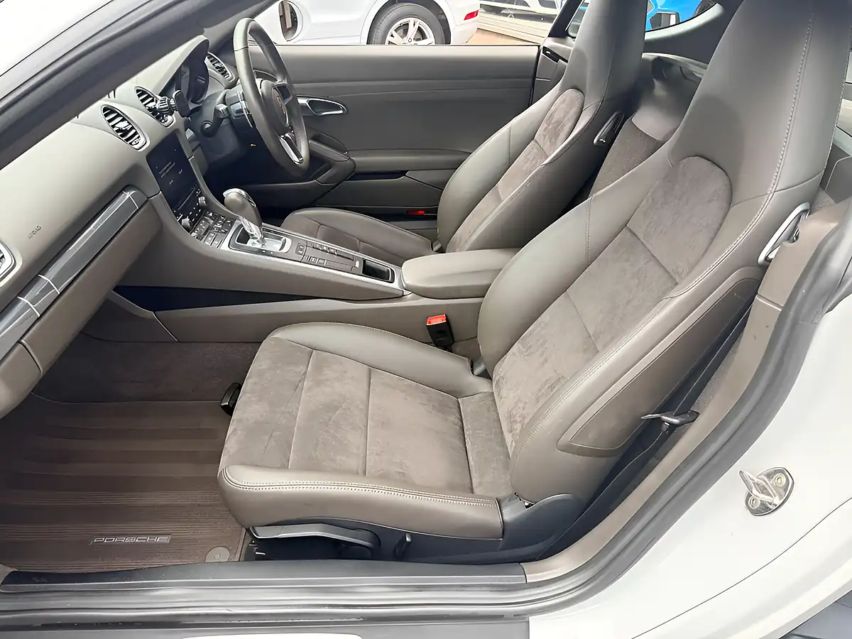 Used 2019 Porsche 718 Cayman Polar White - Interior and Exterior details 17