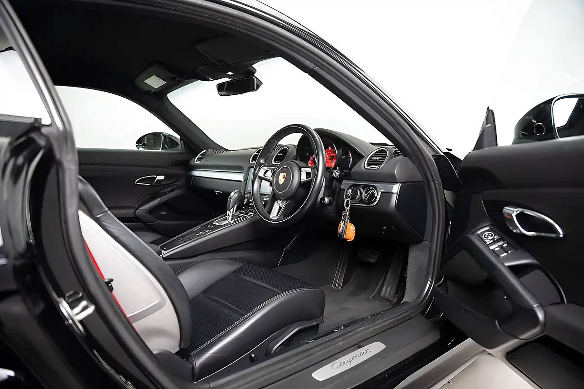 Used 2019 Porsche 718 Cayman T Black - Interior and Exterior details 3