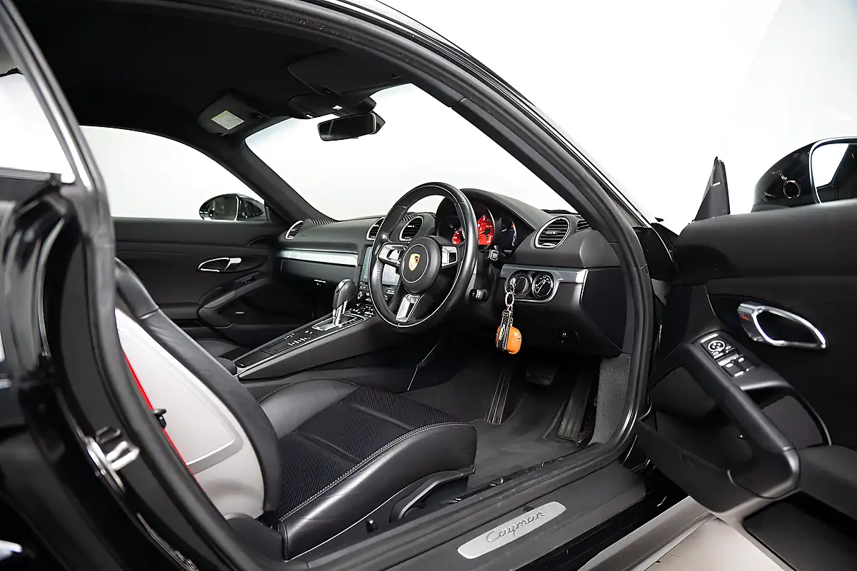 Used 2019 Porsche 718 Cayman T Black - Interior and Exterior details 5