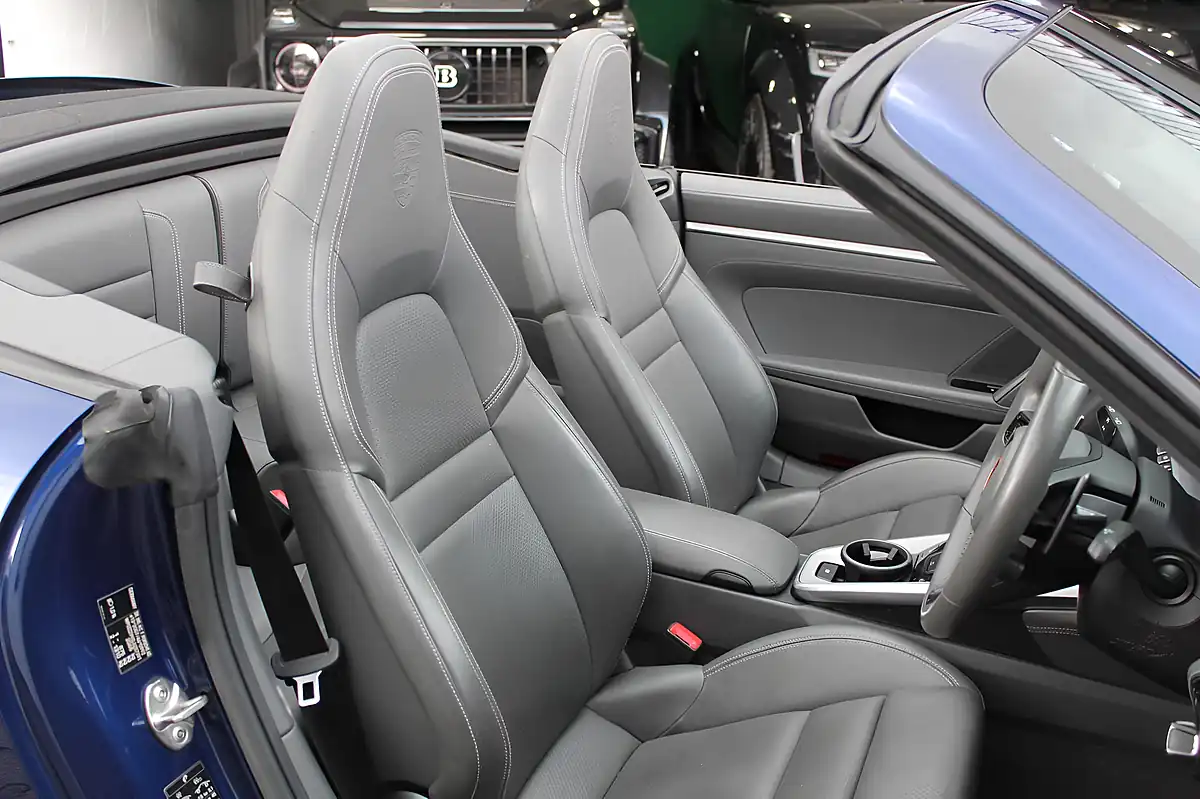 Used 2019 Porsche 911 Carrera 4S Blue - Interior and Exterior details 17