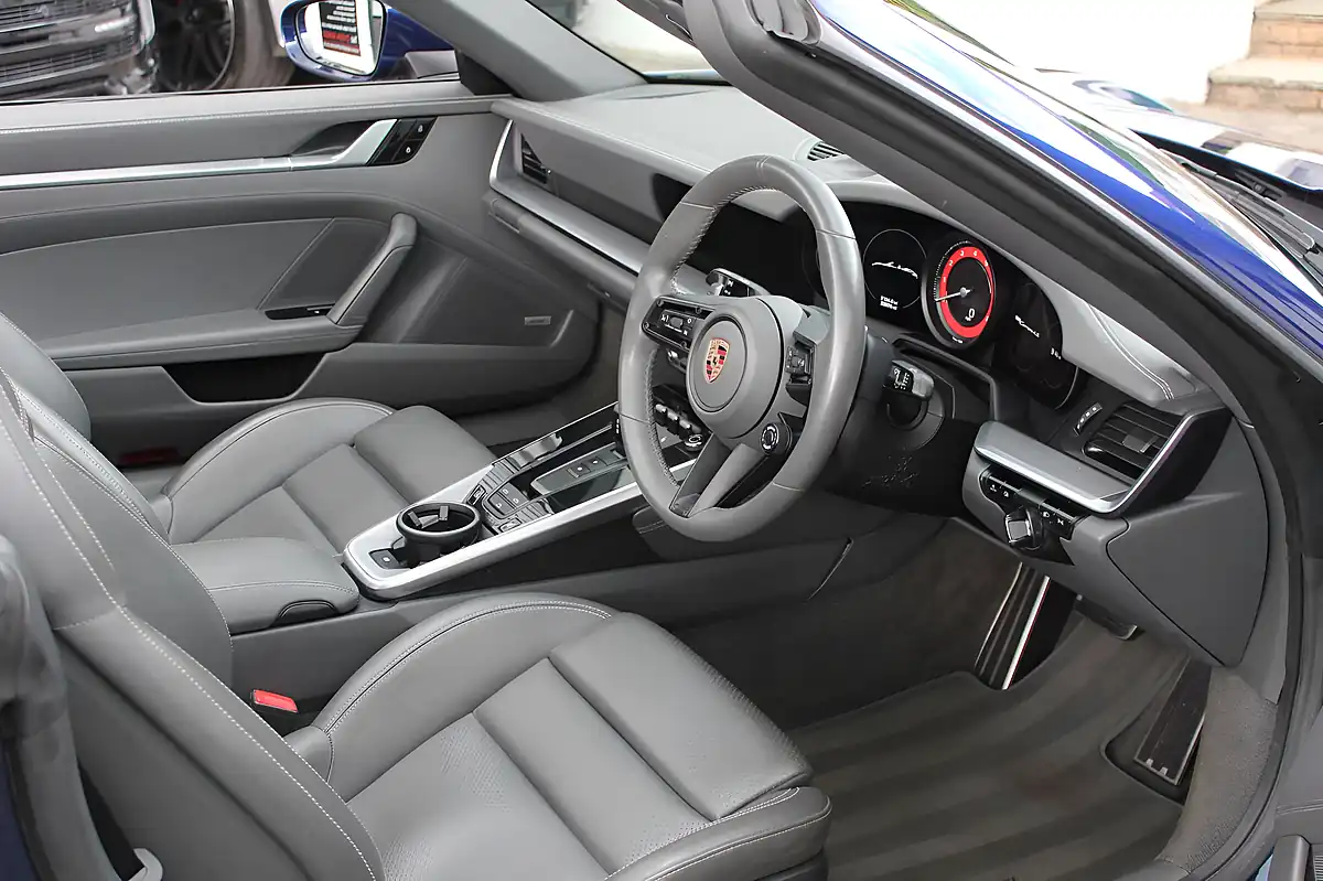 Used 2019 Porsche 911 Carrera 4S Blue - Interior and Exterior details 8