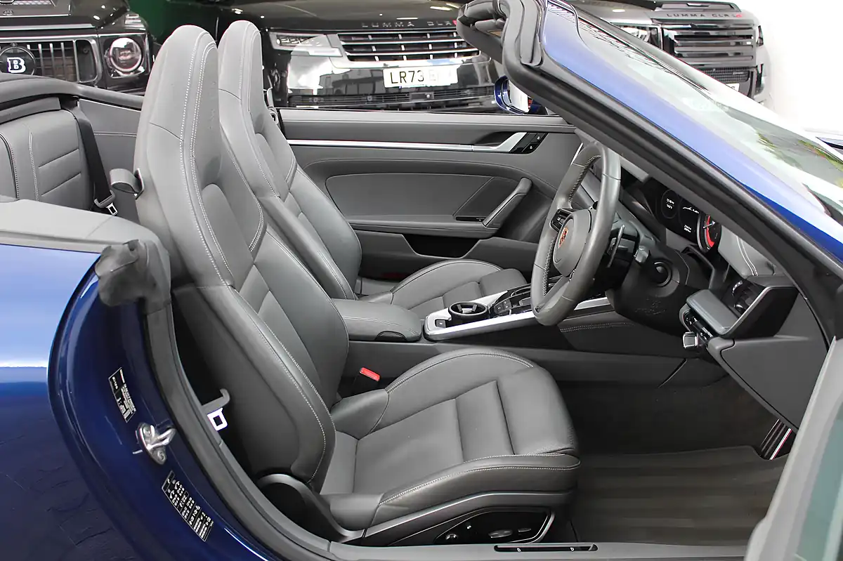 Used 2019 Porsche 911 Carrera 4S Blue - Interior and Exterior details 9