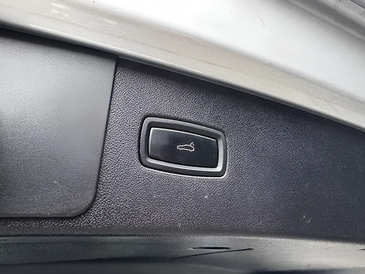 Used 2019 Porsche Cayenne Silver - Interior and Exterior details 19