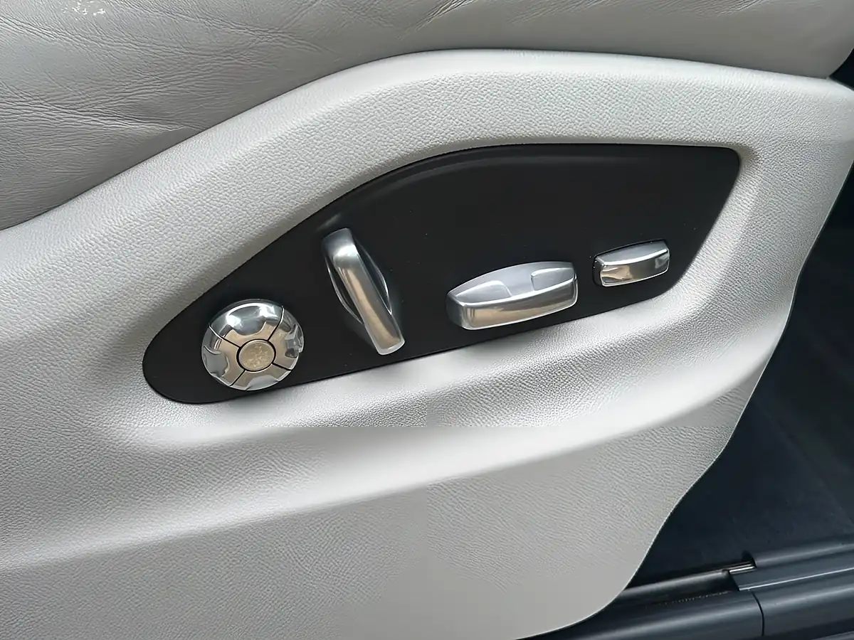 Used 2019 Porsche Cayenne Sportdesign Blue - Interior and Exterior details 16