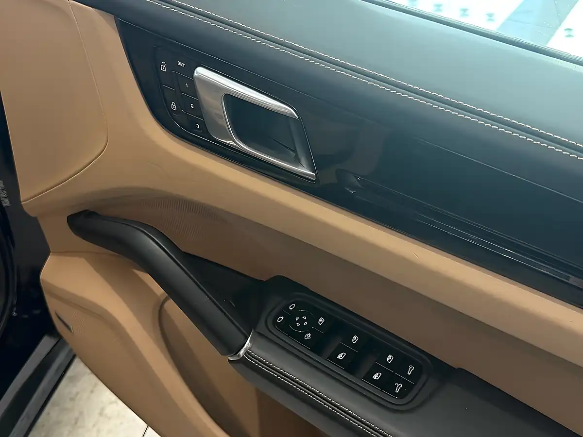 Used 2019 Porsche Cayenne T Black - Interior and Exterior details 14
