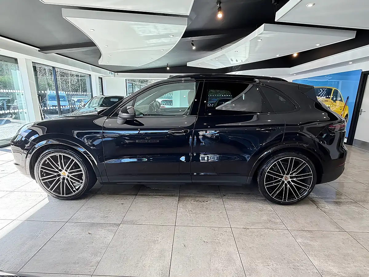 Used 2019 Porsche Cayenne T Black - Interior and Exterior details 4