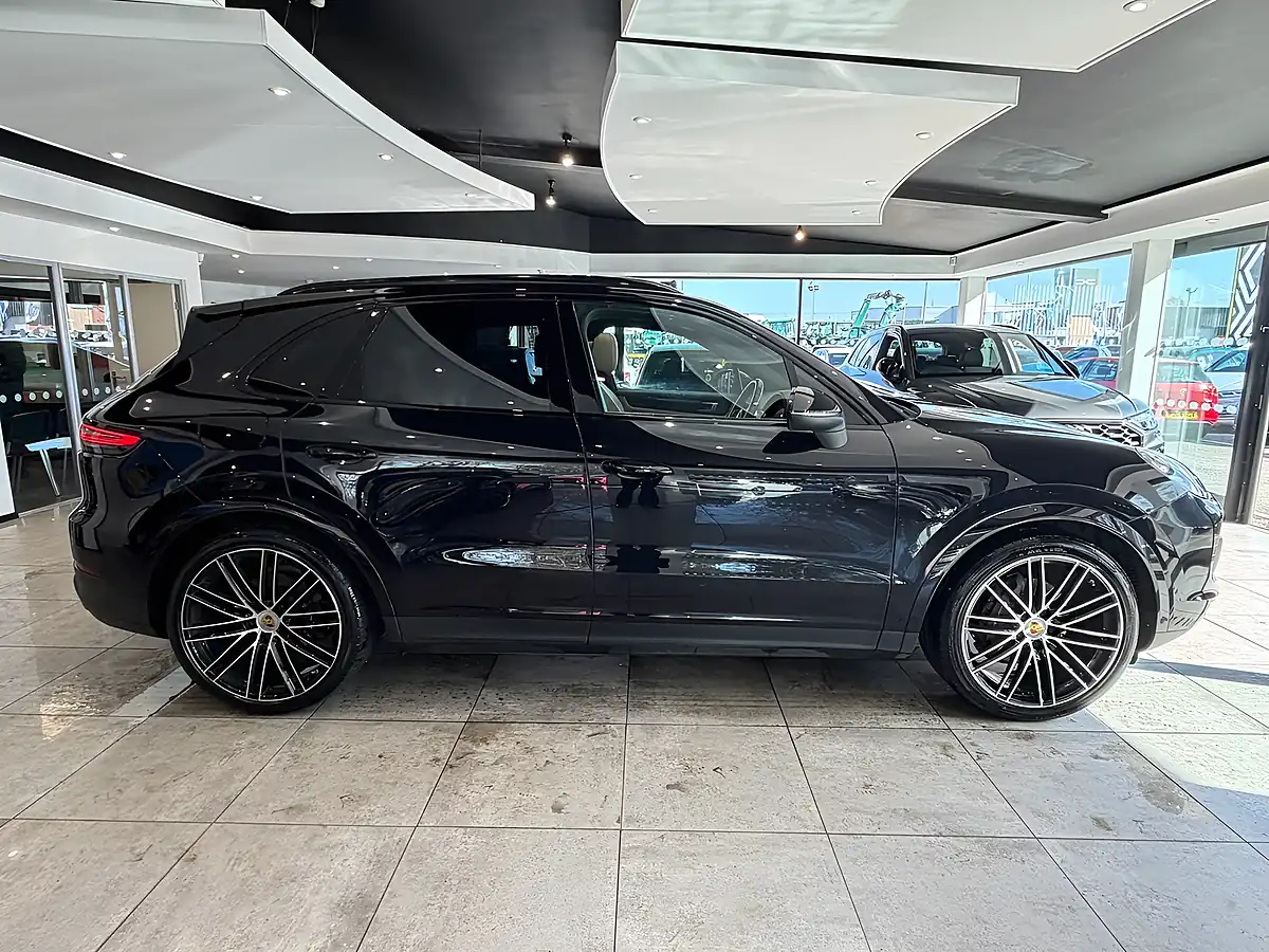 Used 2019 Porsche Cayenne T Black - Interior and Exterior details 9