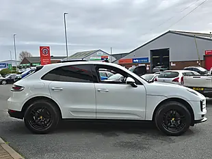 Used 2019 Porsche Macan Carrara White - Interior and Exterior details 12