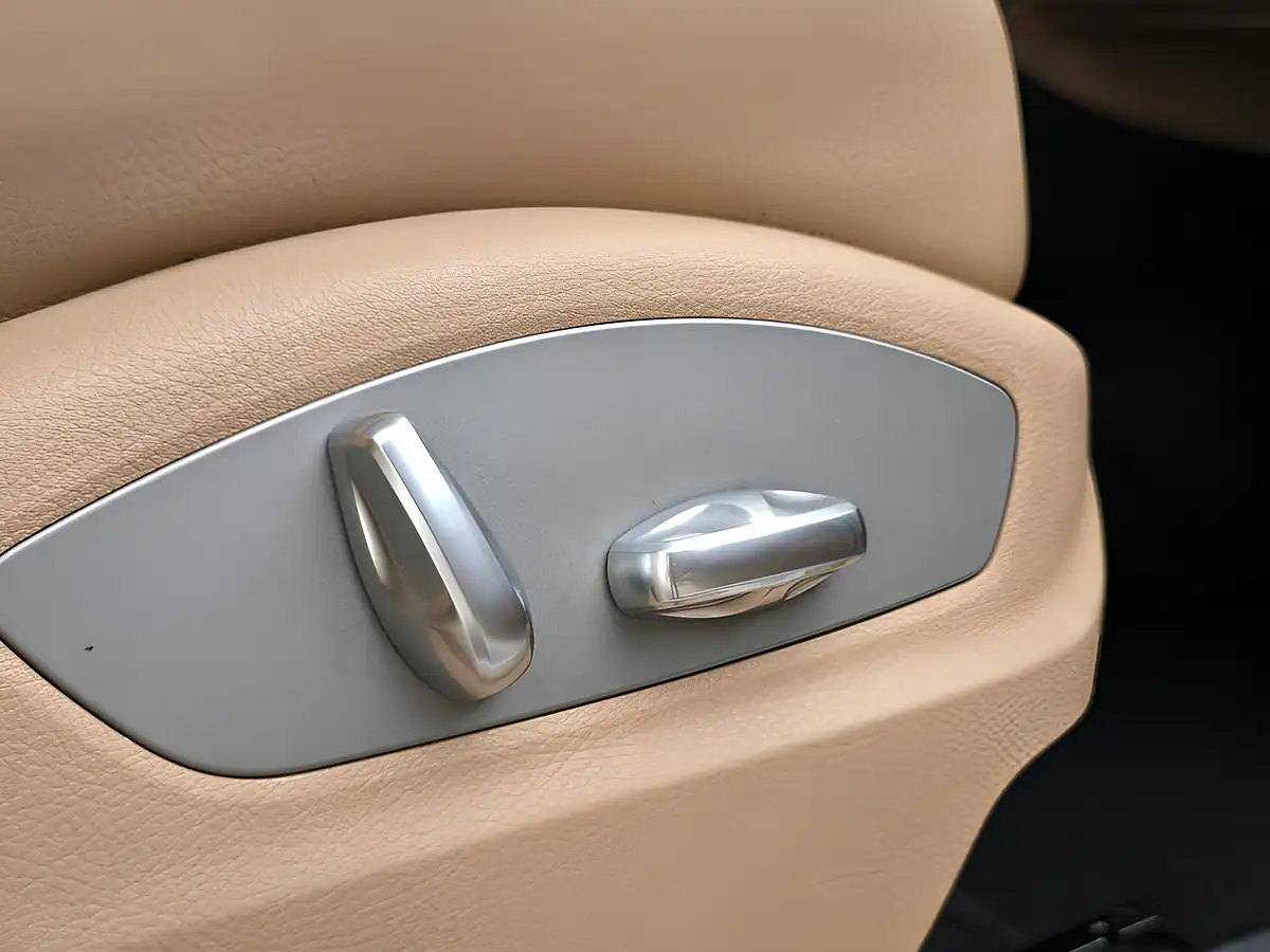 Used 2019 Porsche Macan Carrara White - Interior and Exterior details 14