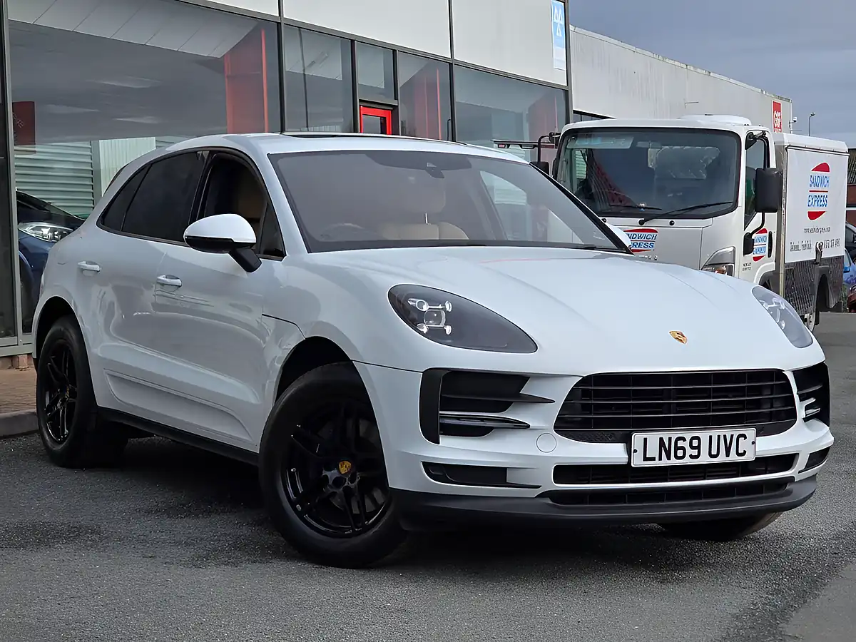 Used 2019 Porsche Macan Carrara White - Interior and Exterior details 3