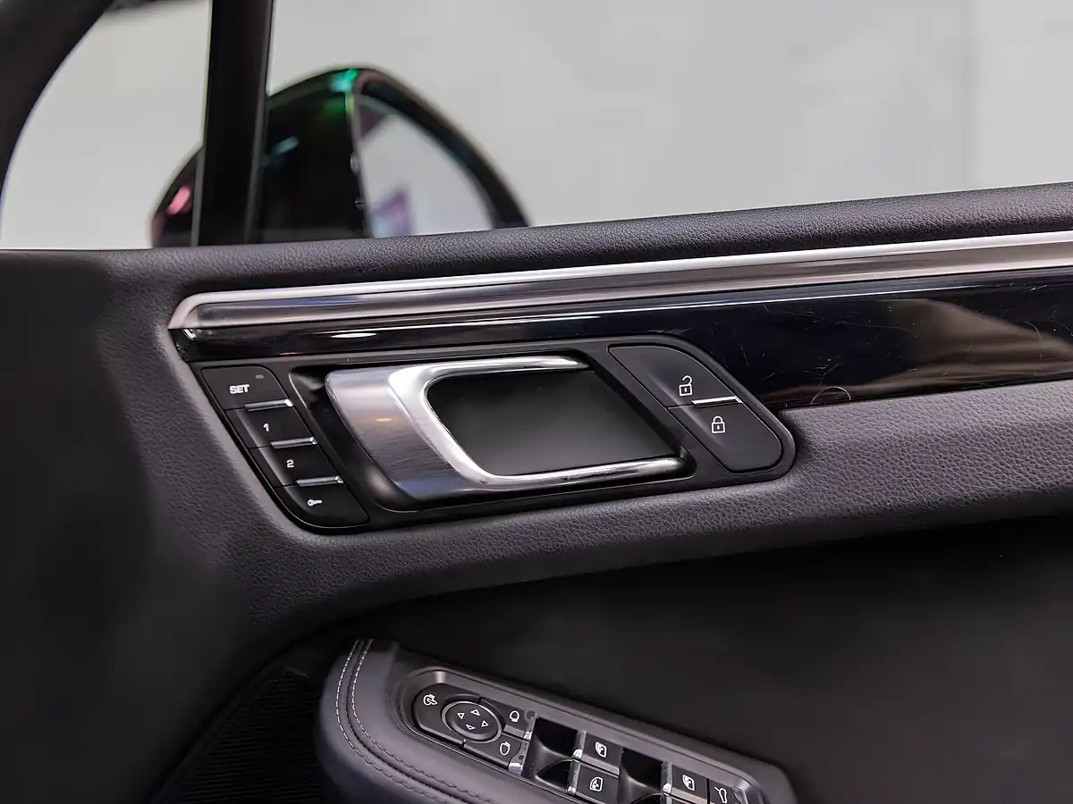 Used 2019 Porsche Macan S Blue - Interior and Exterior details 12