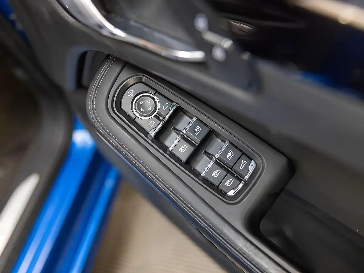 Used 2019 Porsche Macan S Blue - Interior and Exterior details 19