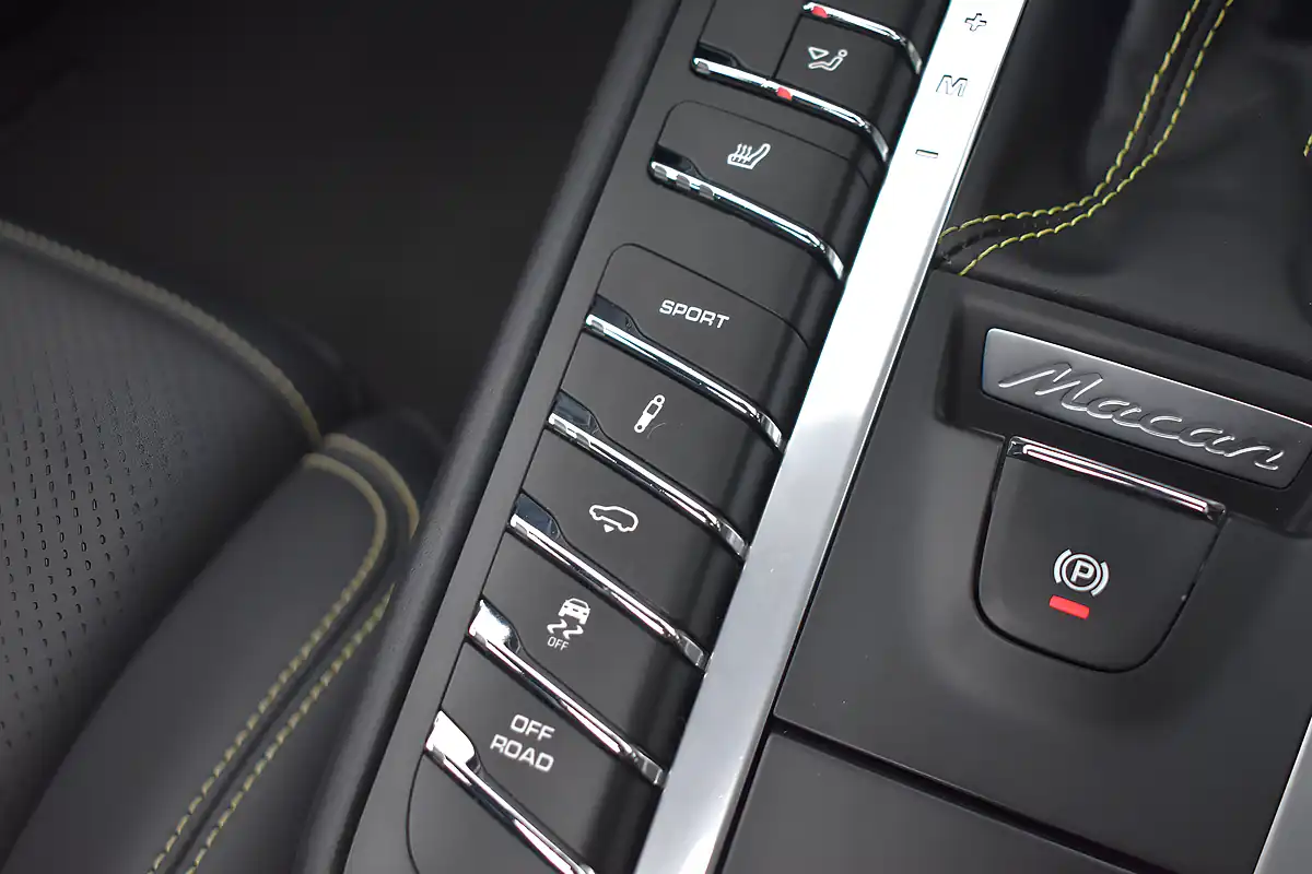 Used 2019 Porsche Macan S Mamba Green - Interior and Exterior details 18
