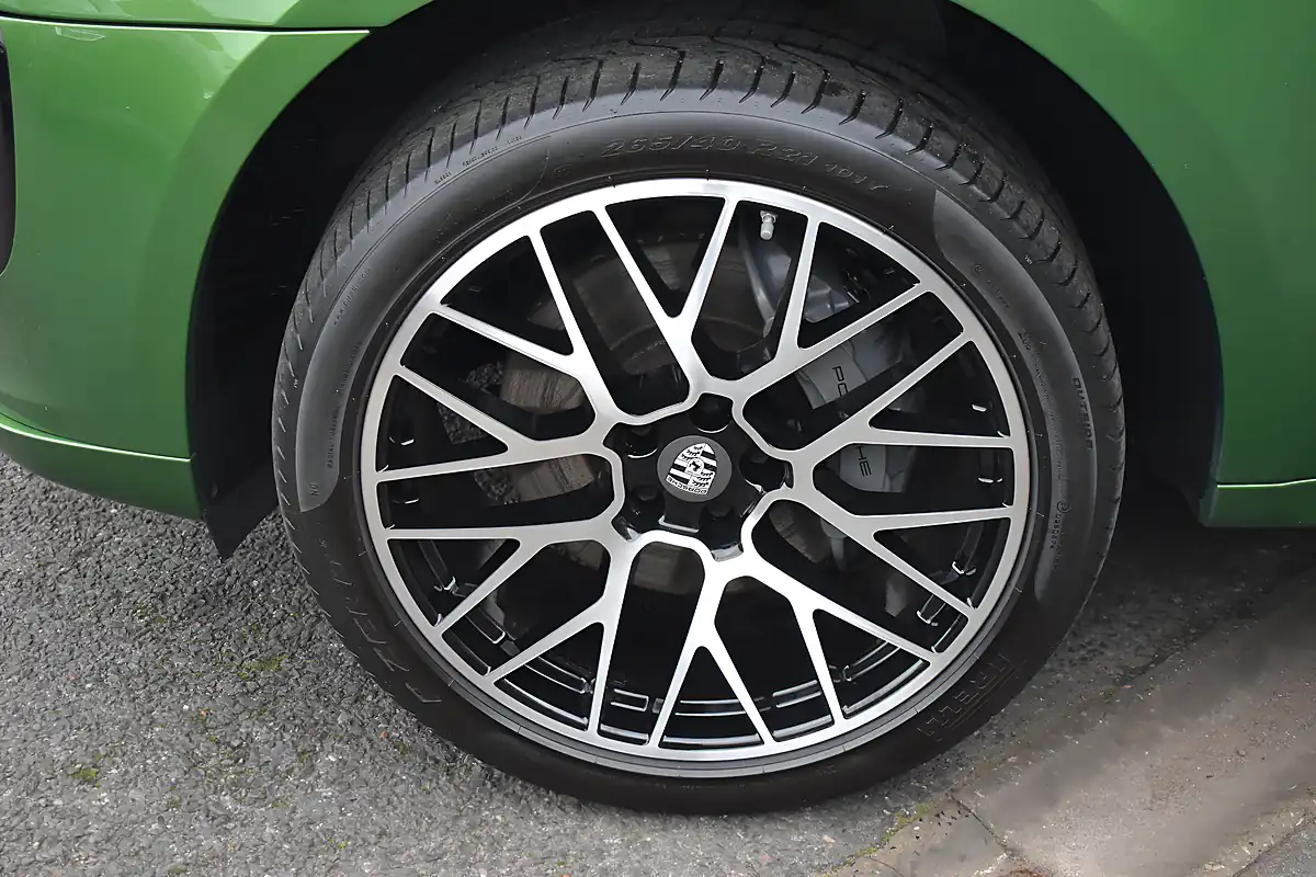 Used 2019 Porsche Macan S Mamba Green - Interior and Exterior details 19