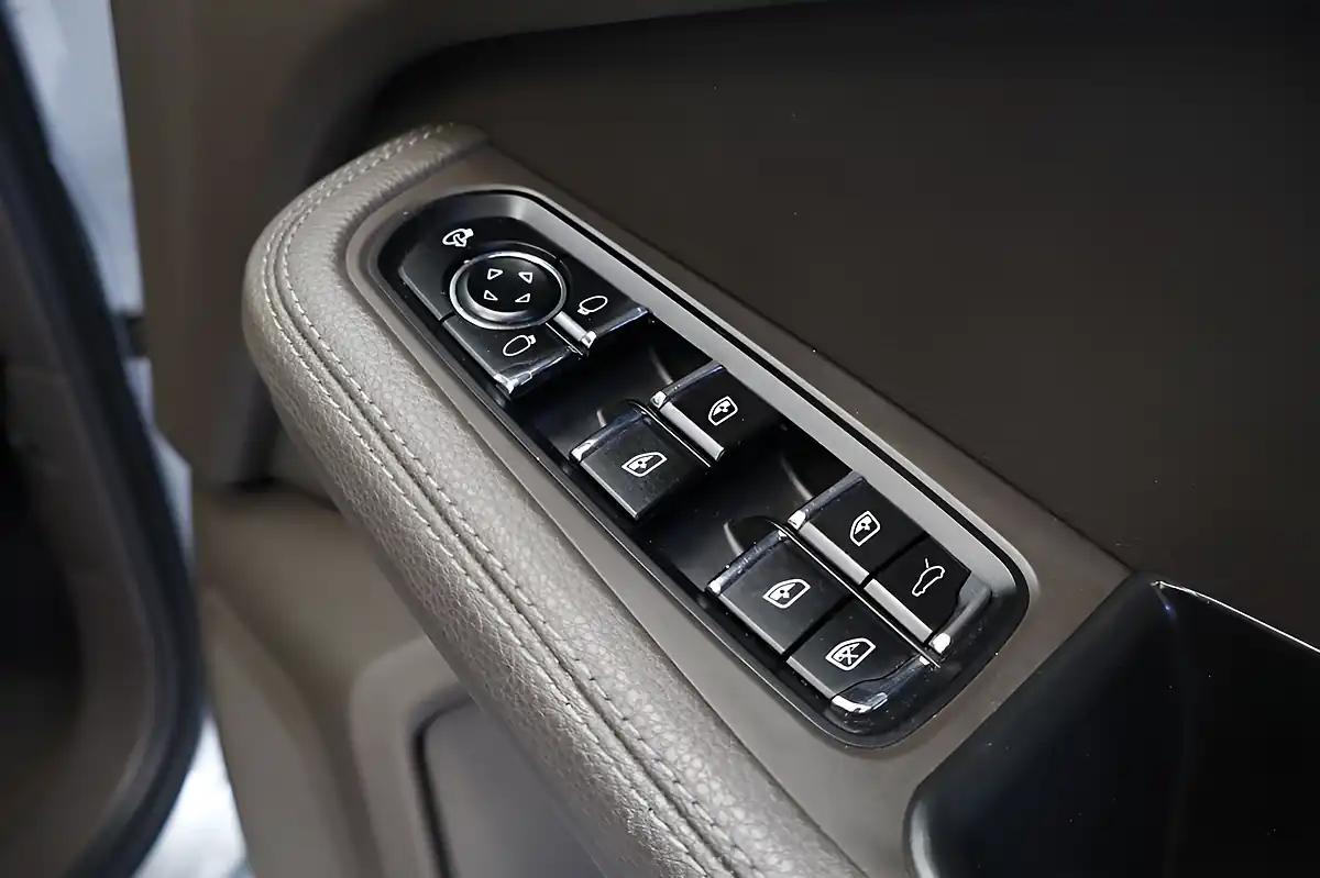 Used 2019 Porsche Macan S Silver - Interior and Exterior details 15