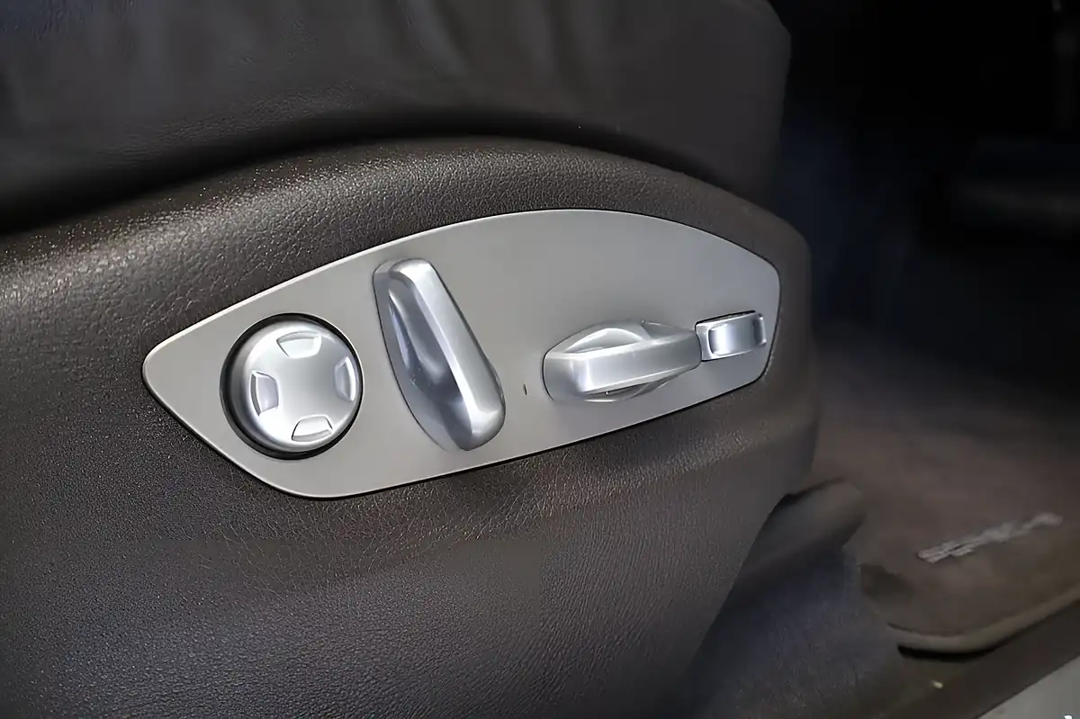 Used 2019 Porsche Macan S Silver - Interior and Exterior details 16