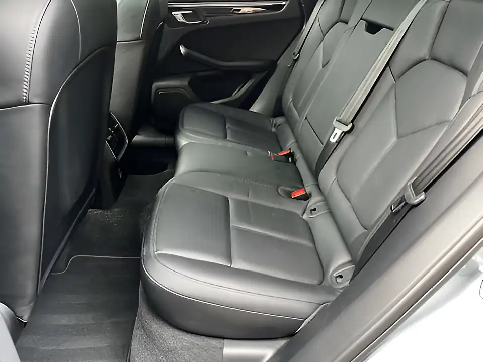 Used 2019 Porsche Macan S Silver - Interior and Exterior details 17