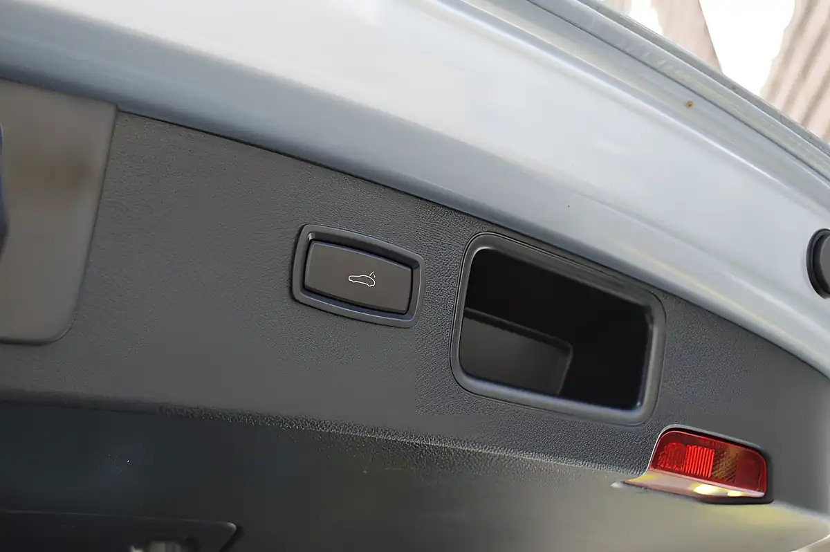 Used 2019 Porsche Macan Silver - Interior and Exterior details 13