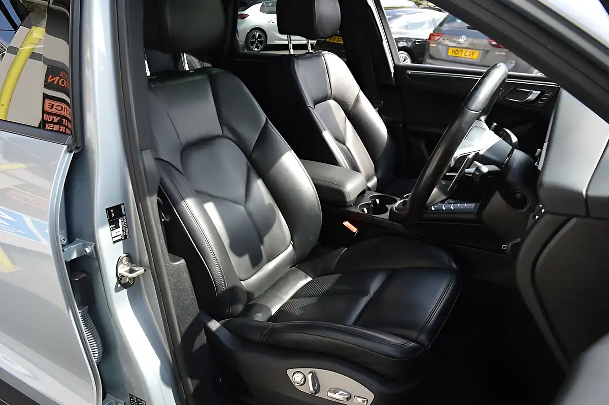 Used 2019 Porsche Macan Silver - Interior and Exterior details 14